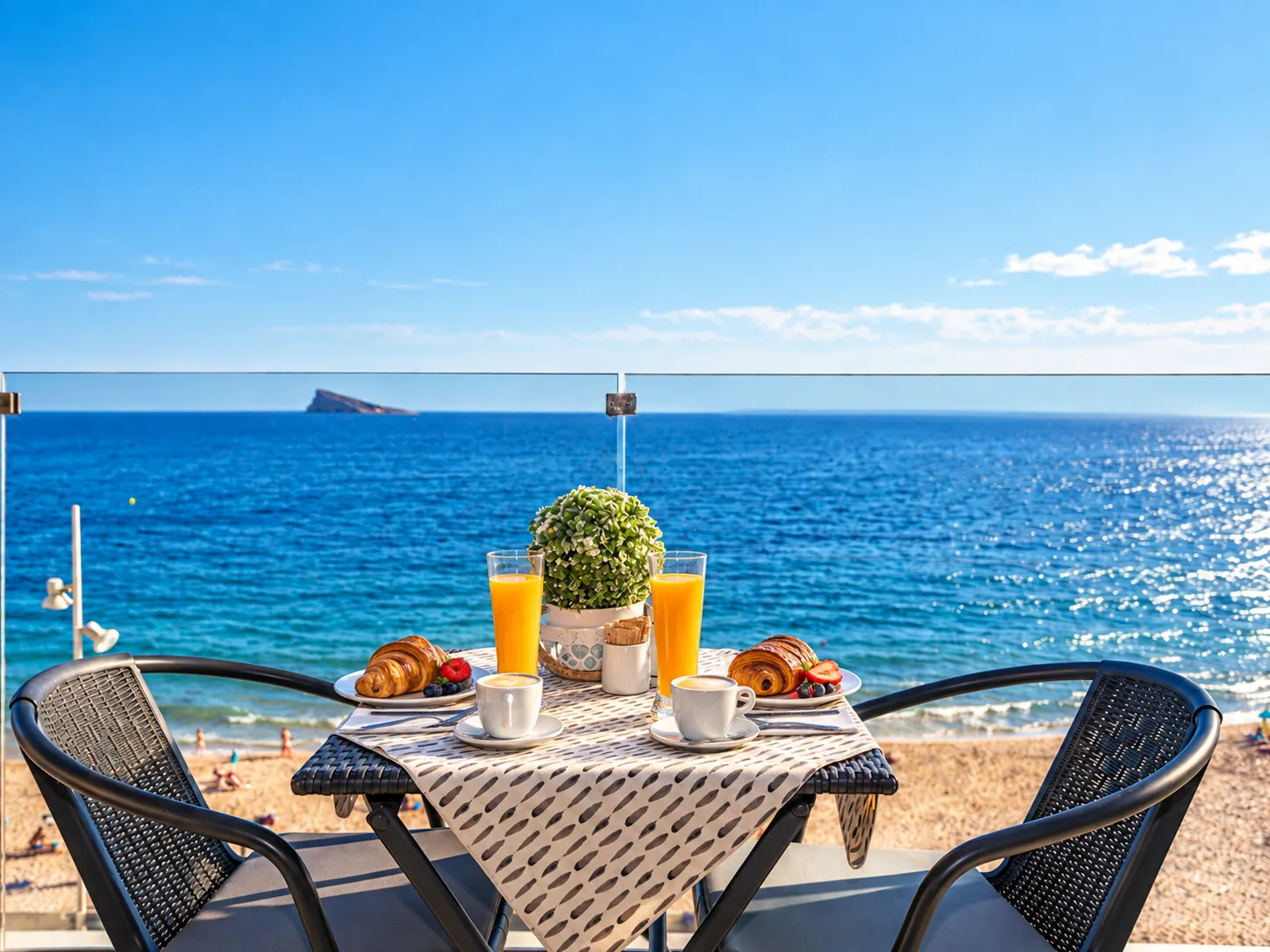 Desayuno en la terraza de una vivienda frente al mar en la Costa Blanca