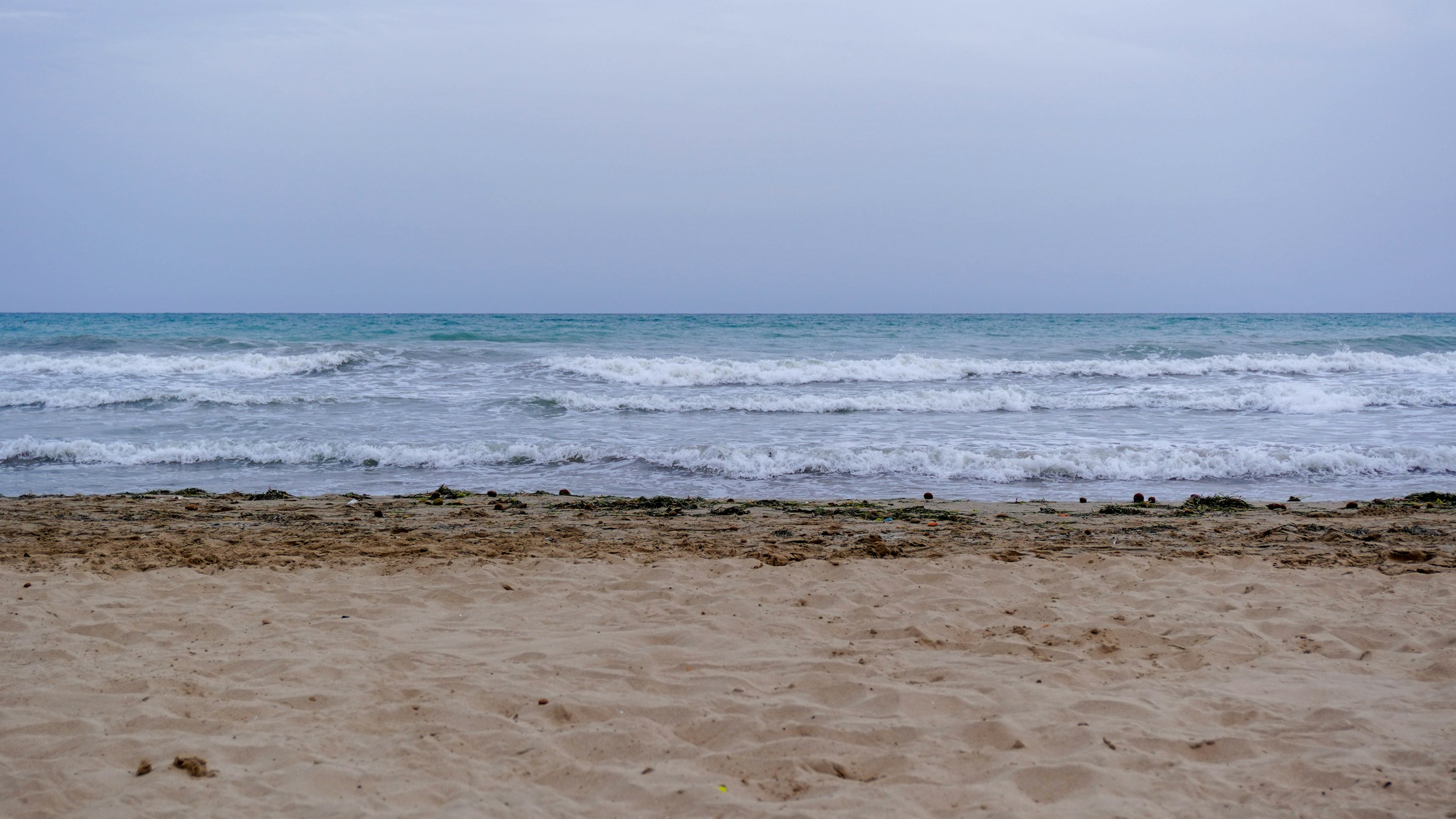 Costa Blanca, España — costa mediterránea con playa dorada y mar turquesa