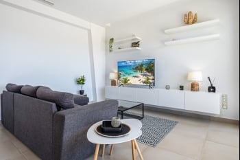Oasis moderno con terraza y piscina en Finestrat