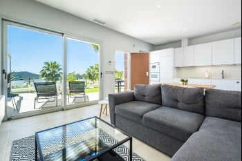 Oasis moderno con terraza y piscina en Finestrat