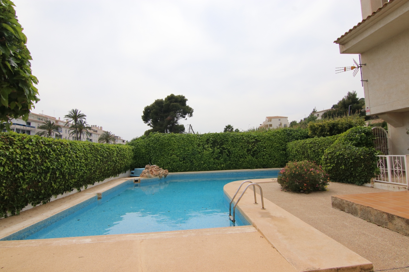 Altaia, vida costera con piscina y parking